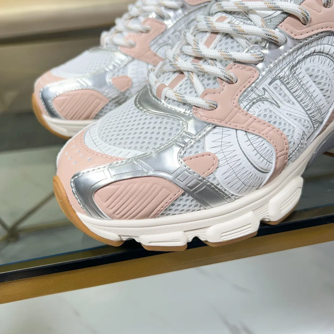 Men's Men's Shoes 💰500 [New Style] 🛠️🛠️Dior-Dior Chrono sneakers are a new product in the 2024 autumn ready-to-wear series, reinterpreting running shoes in Dior's high-end style. Crafted from beige mesh with laminated leather-effect panels in gold and silver tones, it's highlighted by CD logos on the sides, a star patch on the tongue and a Dior logo on the heel. Featuring tri-color laces, a lightweight sole and star embellishments for a casual look for any season. Size: Female size 35-41 (Female size 41 and 42 can be customized) Male size 39-44 (45/46 can be customized) Color: white, pink, gold, silver, black